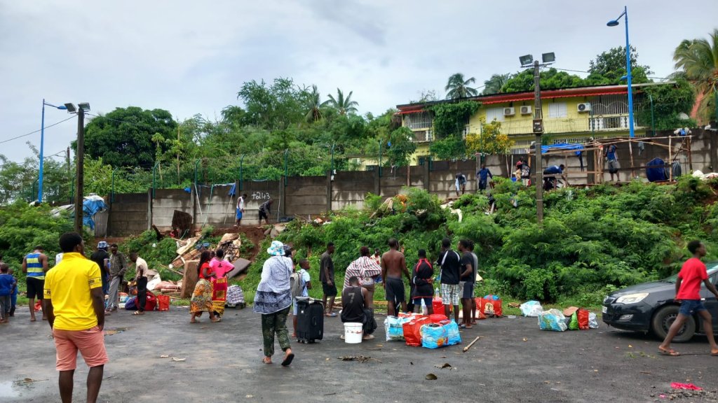 Le démantèlement du camp dans le stade de Cavani et dans ses alentours, à Mayotte, a commencé le 25 janvier 2024. Crédit : DR