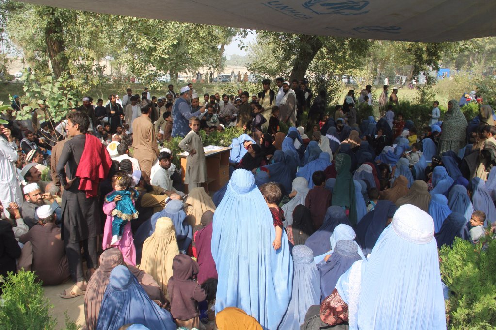 پناهندگانی که از پاکستان برمی گردند منتظر کمک در مرکز استقبال کمیساریای عالی سازمان ملل در امور پناهندگان (UNHCR) در ولایت ننگرهار هستند/ عکس: مهاجر نیوز