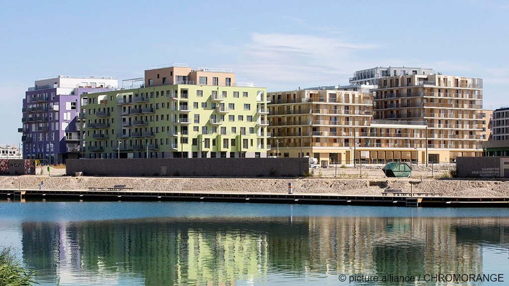 File photo used as illustration: A housing development on a lake in Vienna, Austria. The researchers believe that the state could implement support packages that would support the most vulnerable refugees and prevent them from needing to move so often | Photo: Ernst Wingartner / picture alliance / Chromorange