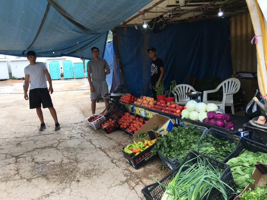 Des résidents de Malakasa vendent des fruits et légumes, en octobre 2020. Crédit : DR