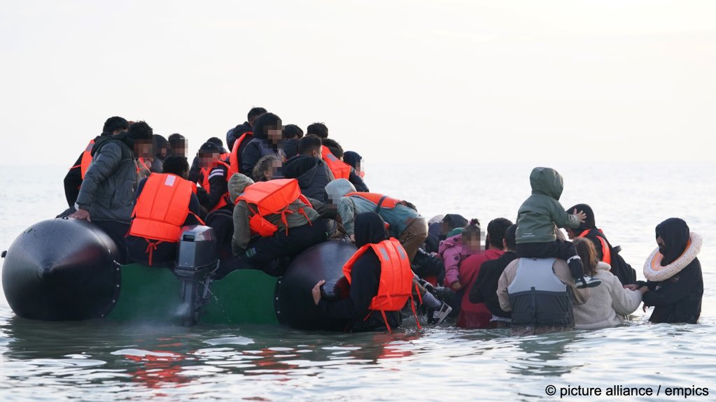 Migrants trying to board a rubber dinghy on a beach in the French city of Calais on May 31, 2025 | Photo: Gareth Fuller/empics/picture-alliance