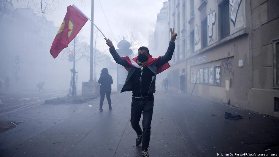 Kurds held a protest in Paris on Saturday to condemn the attack | Photo: Julien De Rosa/AFP/dpa/picture alliance