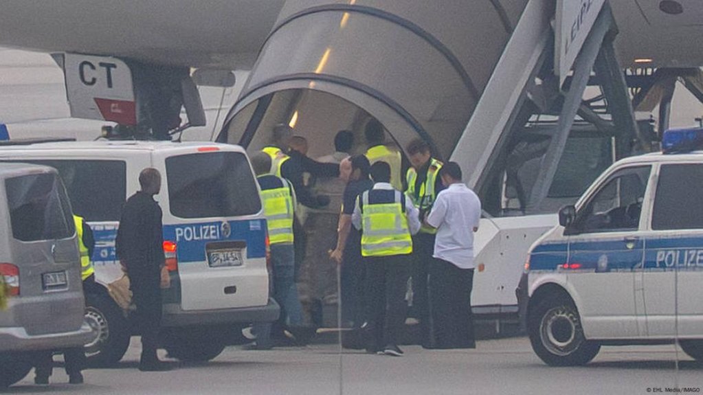 تتم جميع عمليات الترحيل من ألمانيا تقريبا عن طريق الجو، كما هو الحال هنا في يوليو 2025 إلى أفغانستان.صورة من: EHL Media/IMAGO