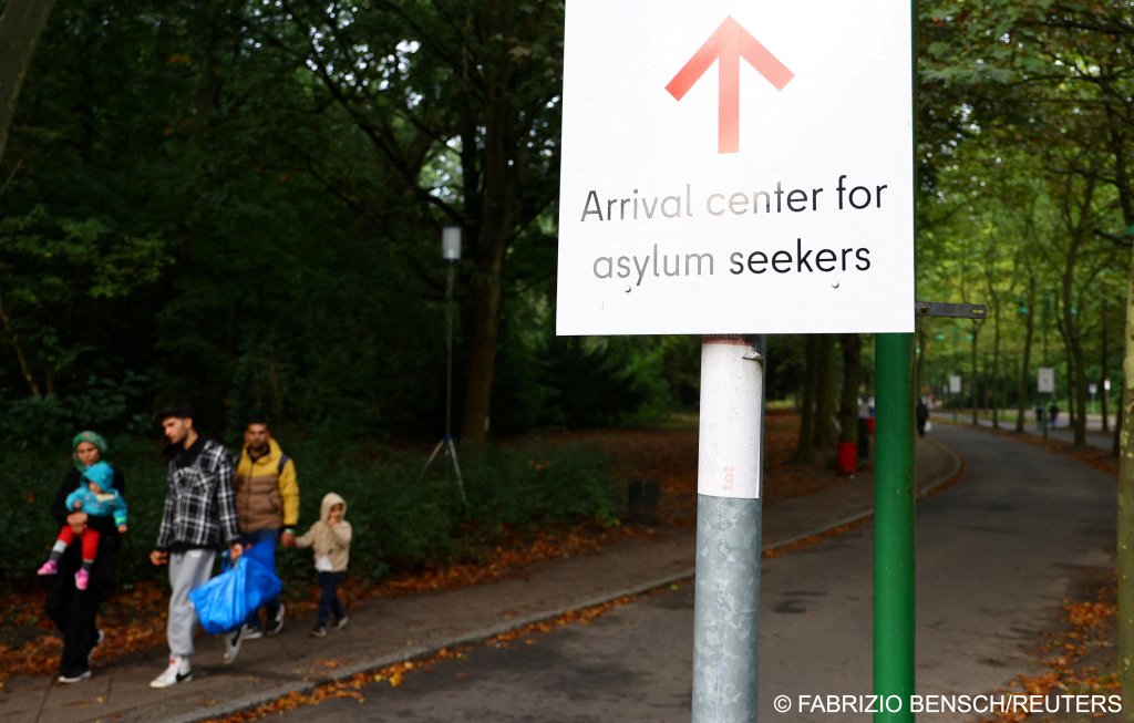 Migrants leave an arrival center for asylum seekers at Berlin's Reinickendorf district, Germany (Photo used for illustration) | Photo: Fabrizio Bensch / Reuters