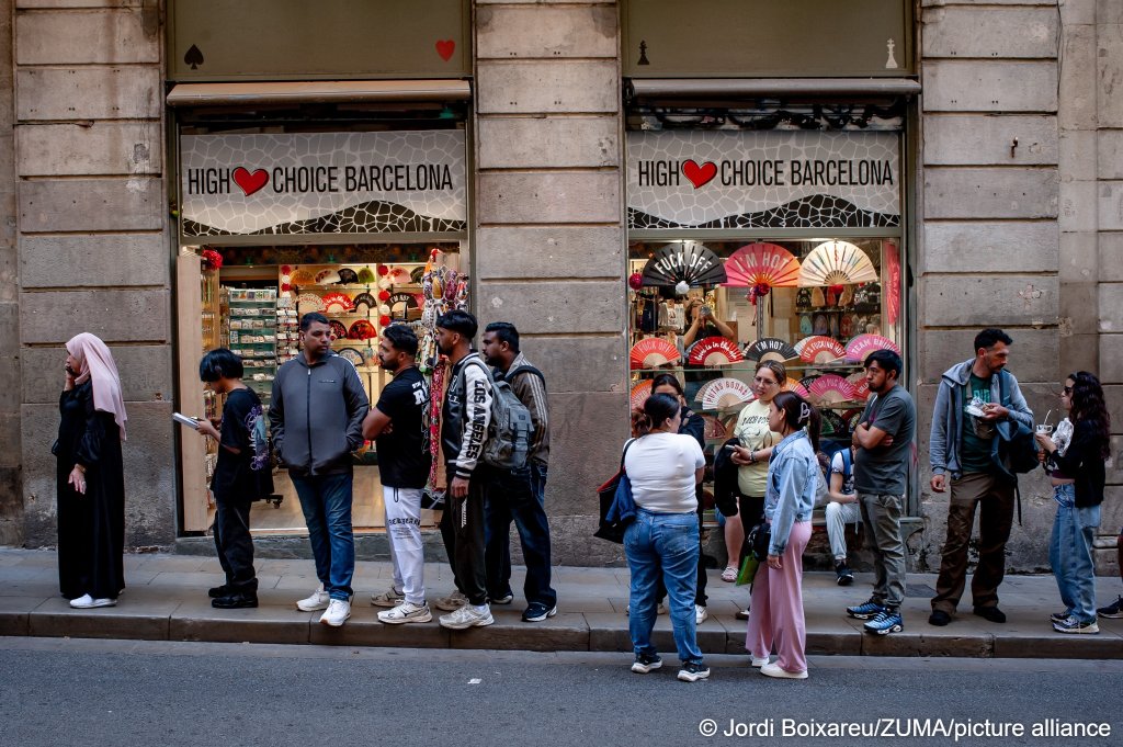 On April 24, 2026, these people were one of the eventually 1.2 million people who applied for regularization in Spain | Photo: Jordi Boixareu / Zuma Press Wire
