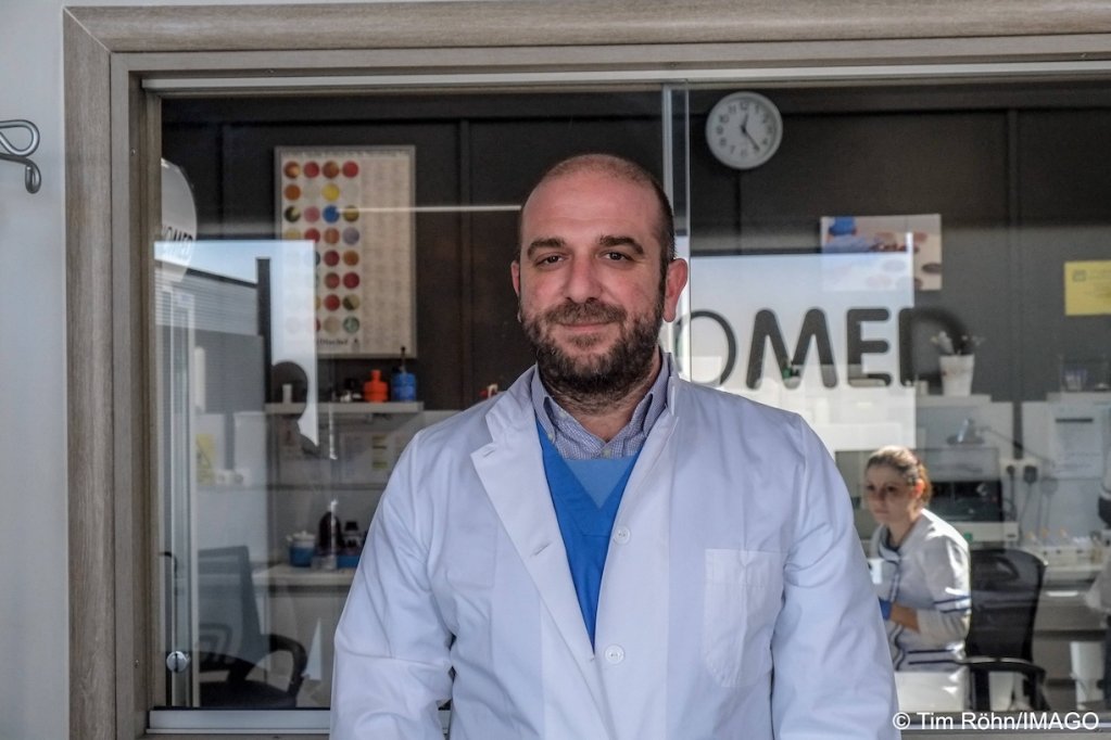 The letter was directly addressed to Greek Secretary General of Reception of Asylum Seekers Manos Logothetis, who used to work as the chief physician of the Vathi refugee camp in Samos, Greece | Photo: Tim Röhn/imago