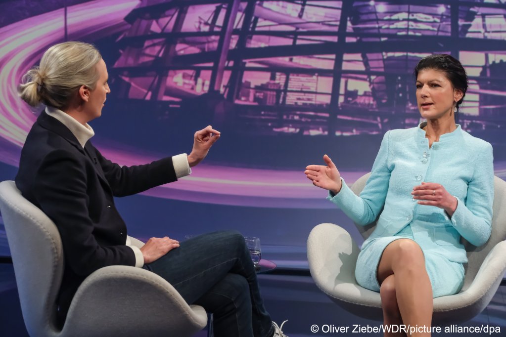 Sahra Wagenknecht (r) discusses with one of her political opponents Alice Weidel (l) leader of the AfD, although the two parties are at opposite ends of the political spectrum, there are some similarities in their approach to migration and the problems with managing it they accuse the current government of | Photo: Oliver Ziebe / WDR / picture alliance / dpa