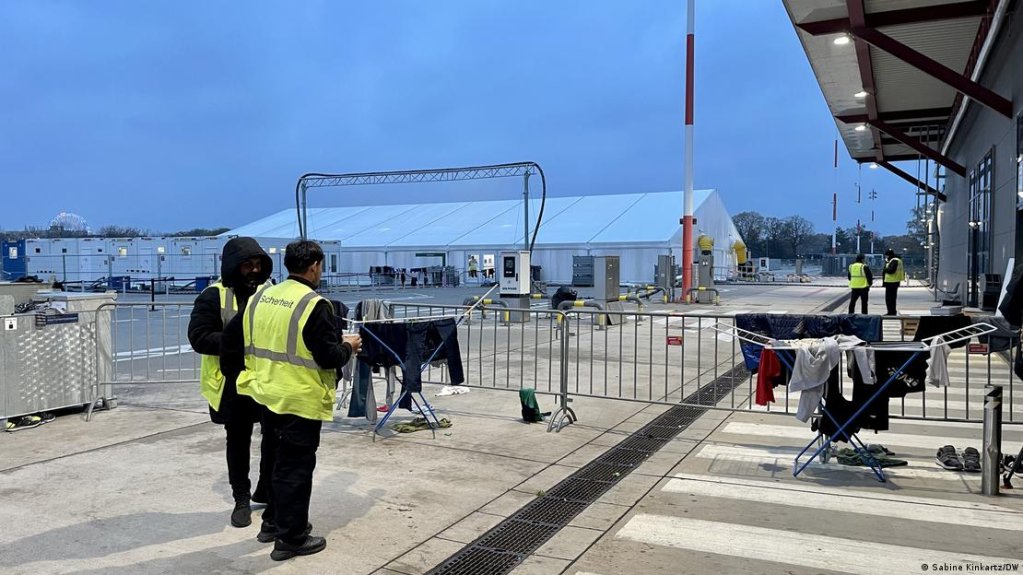 More tents and shower cabins are set to be built by the end of the year | Photo: Sabine Kinkartz/DW