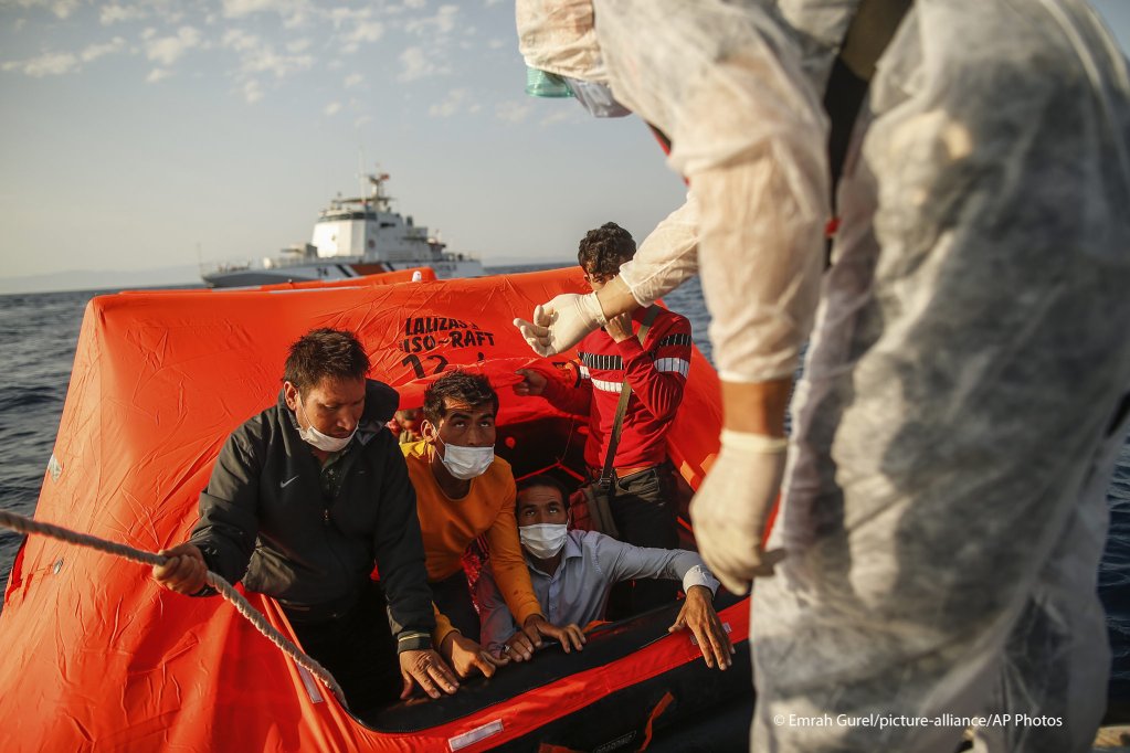 The Turkish coast guard says it rescued over 300 migrants "pushed back by Greek elements to Turkish waters" this month alone | Photo: AP Photo/Emrah Gurel