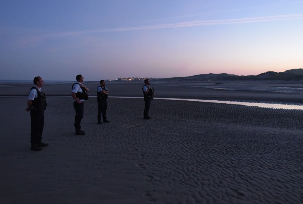 Une patrouille de policiers sur la plage de la Slack, vers 6h30, le 8 septembre. Crédit : Mehdi Chebil pour InfoMigrants