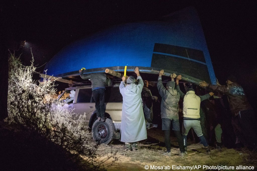 File photo used as illustration: According to Spanish prosecutors, South Asian gangs often subcontract local smugglers to facilitate the last stage of the journey, like here from Mauritania towards the Canary Islands | Photo: Mosa'ab Elshamy /AP Photo