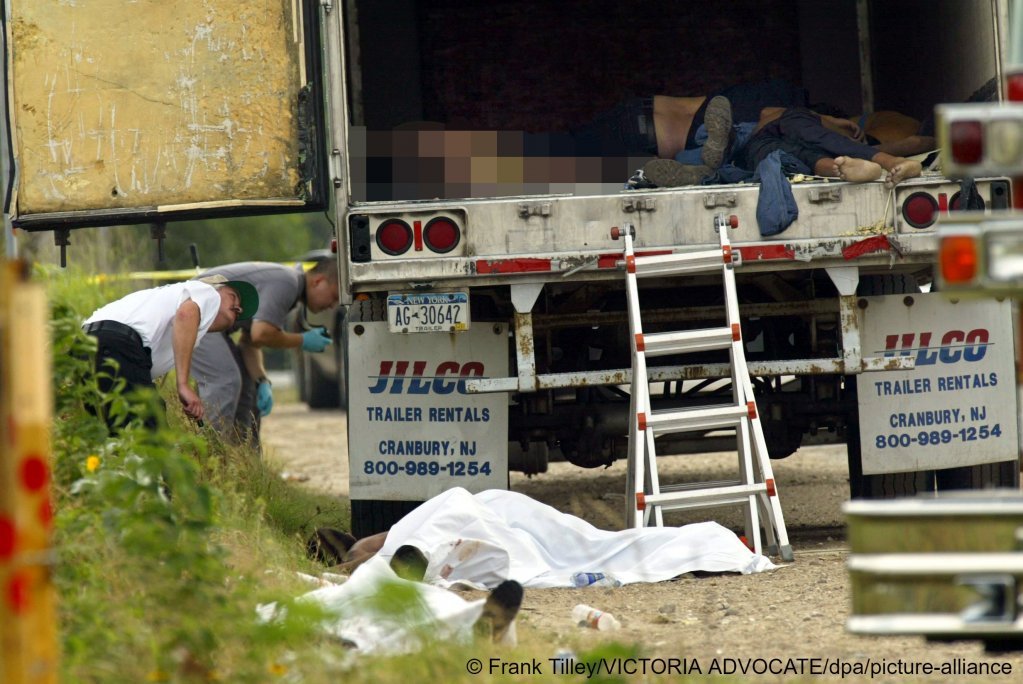 أعضاء من مختبر الطب الشرعي يجمعون الأدلة في 15 مايو/آيار 2003. في اليوم السابق، تم العثور على 18 جثة داخل مقطورة | الصورة: Victoria Advocate / Frank Tilley / epa / dpa / picture-alliance