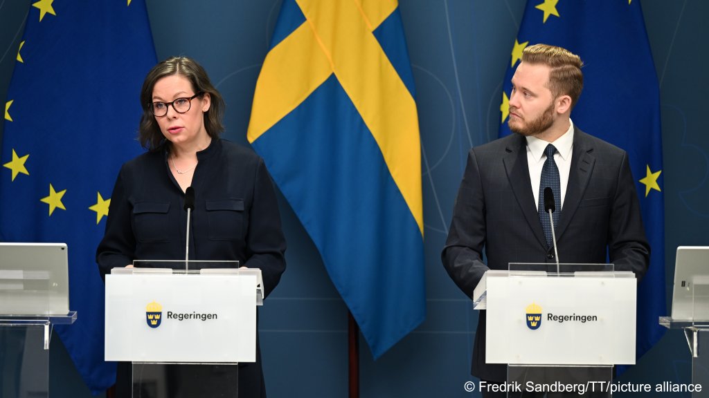 وزيرة الهجرة السويدية ماريا مالمر ستينرغارد وزعيم مجموعة الديمقراطيين السويديين هنريك فينغ