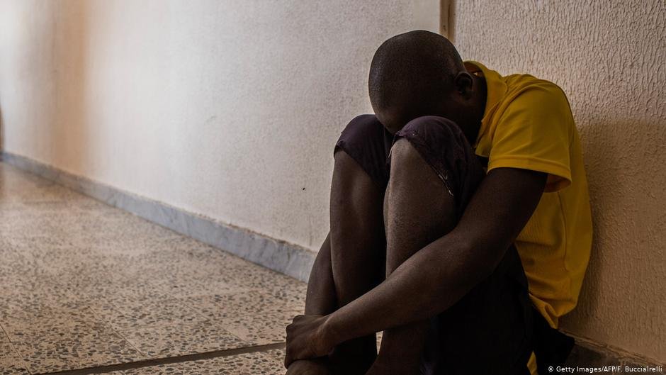وقالت منظمة العفو الدولية في تقرير صدر في يوليو / تموز 2021 إن المهاجرين الذين احتجزوا في المعسكرات الليبية تعرضوا للتعذيب والعنف الجنسي والعمل القسري | الصورة: Getty Images / AFP / F.Buccialrelli (عبر DW)