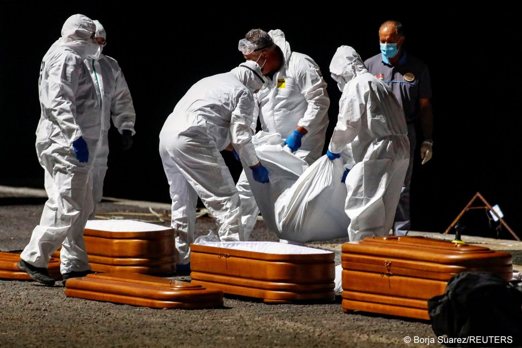 Rescuers from the Spanish Coast Guard place one of the recovered bodies of four deceased migrants into a coffin at the port of La Restinga, on the Canary Island of El Hierro, Spain April 12, 2021 | Photo: Borja Suarez/Reuters