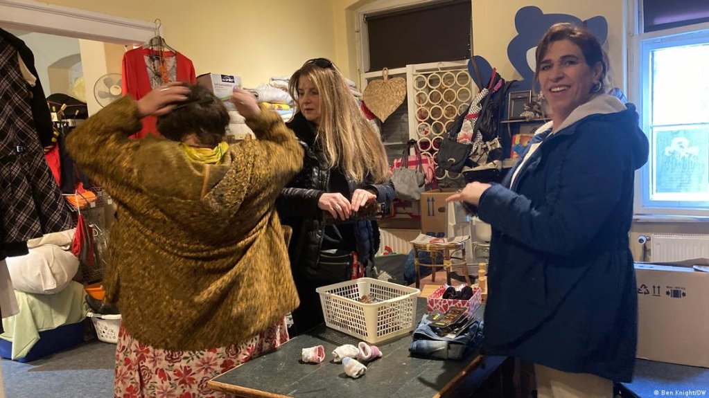 Volunteer workers in a clothing bank for migrants described the scheme as 'discriminatory,' but also thought that it had its benefits | Photo: Ben Knight/DW