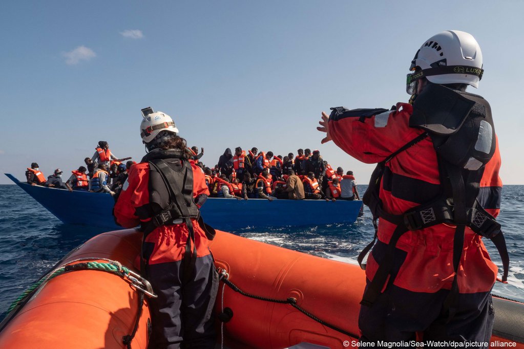 Crew members of the Sea-Watch 3 approach a migrant boat during a rescue operation on February 28, 2021 | Photo: Selene Magnolia/Sea-Watch/picture-alliance/dpa