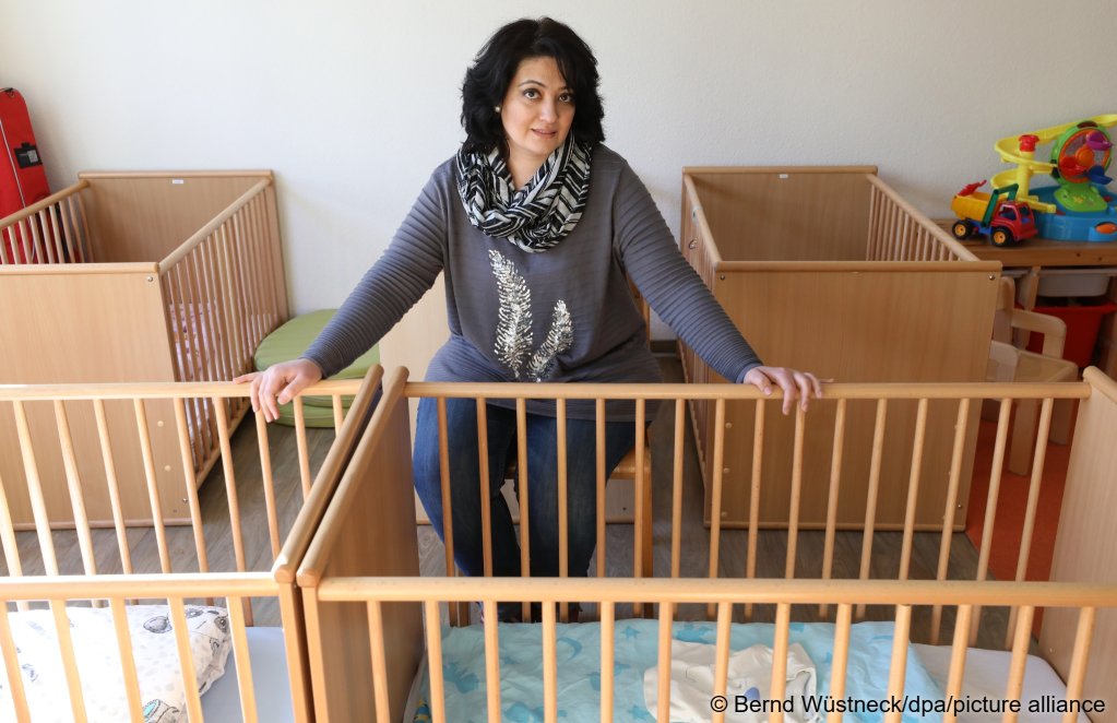 File photo used as illustration: Many Syrians have built new lives in Germany, like this English teacher Rania Almasri, in Rostock who has retrained as an educator in German nurseries. The picture was taken in 2019 and Almasri was not interviewed for this article | Photo: Bernd Wüstneck/dpa
