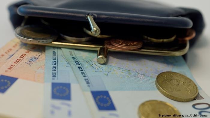 Many migrants send money to their families each month, thereby making a modest but regular contribution to the economic stability of their families and country of origin | Photo: picture-alliance