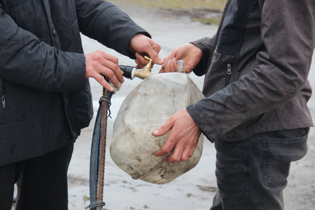 S'ils peuvent se fournir en eau potable, les migrants n'ont pas d'accès aux toilettes sur leurs camps. Seules les associations leur permettent d'accéder à quelques douches grâce à des navettes, dans des gymnases voisins. Crédit : Arnaud Stoerkler