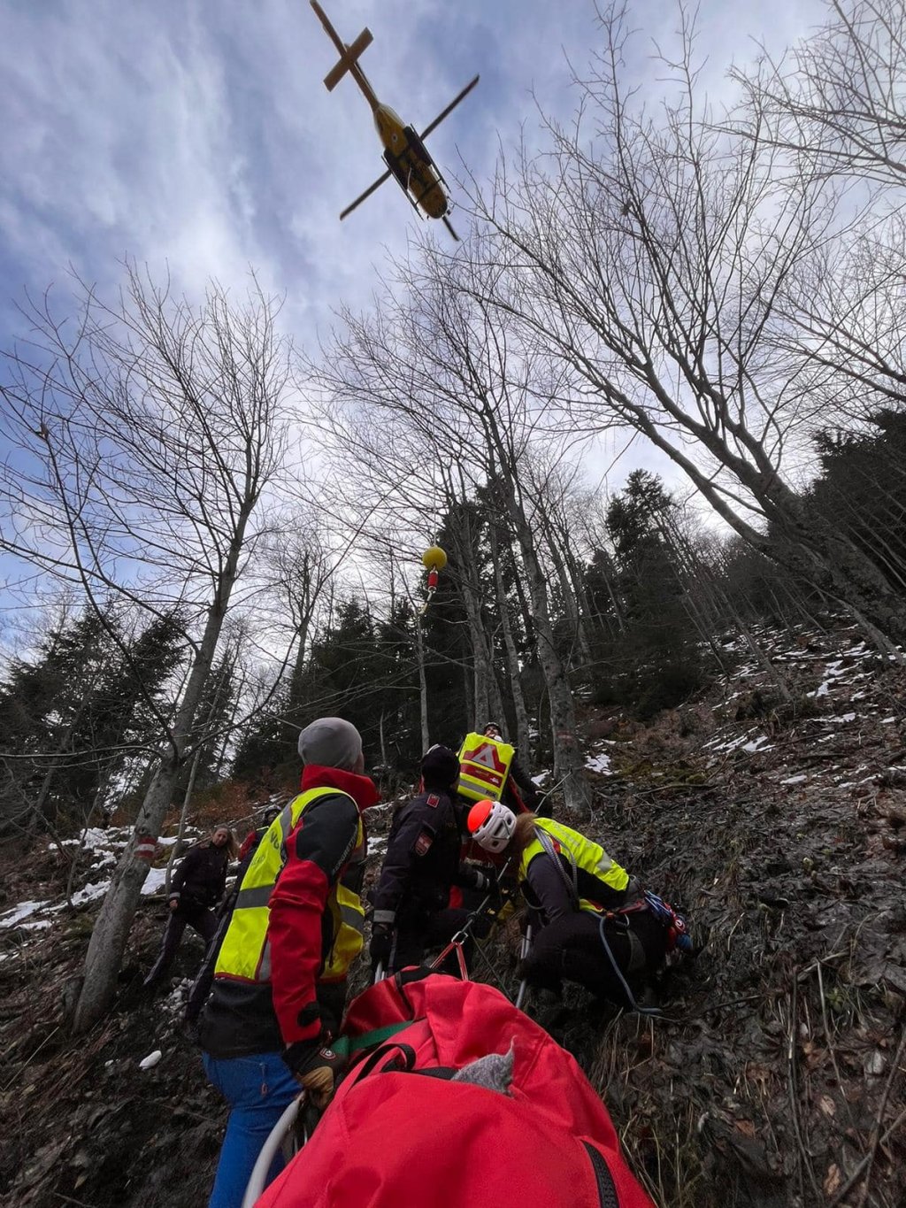Rescuers winch the teenager to a place where the helicopter can land | Photo:Facebook page Bergrettung Villach