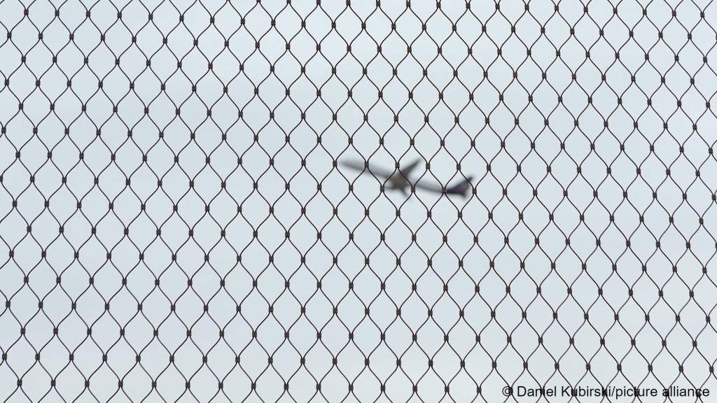 File photo used as illustration: New policies under discussion aim to speed up the number f deportations made across the EU, proposing pre-deportation detention for some perhaps | Photo: Daniel Kubirski/picture alliance