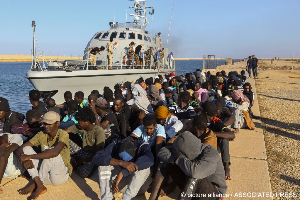 خفر السواحل الليبي يلقي القبض على مهاجرين في البحر على بعد حوالي 120 كلم شرق طرابلس 