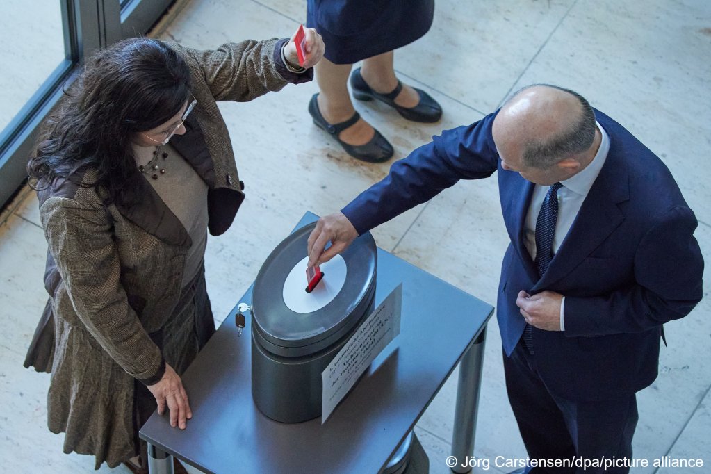 German Chancellor Olaf Scholz (R) casts his vote for the security package on October 18 | Photo: Jörg Carstensen/dpa/picture alliance