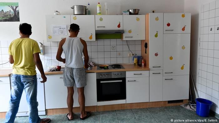 File photo used as illustration: Unaccompanied minors at a hostel in Germany | Photo: Picture-alliance/dpa/B.Settnik