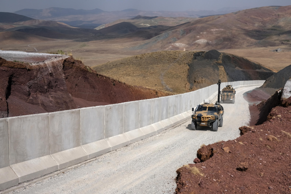 File photo: Turkish soldiers patrol with military vehicles next to a wall on the Turkey-Iran border line | Photo: Sedat Suna / EPA