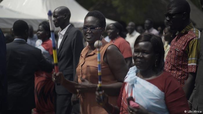 Rebecca Nyandeng de Mabior (au centre) est une femme politique de premier plan au Soudan du Sud. Crédit : LBx Africa