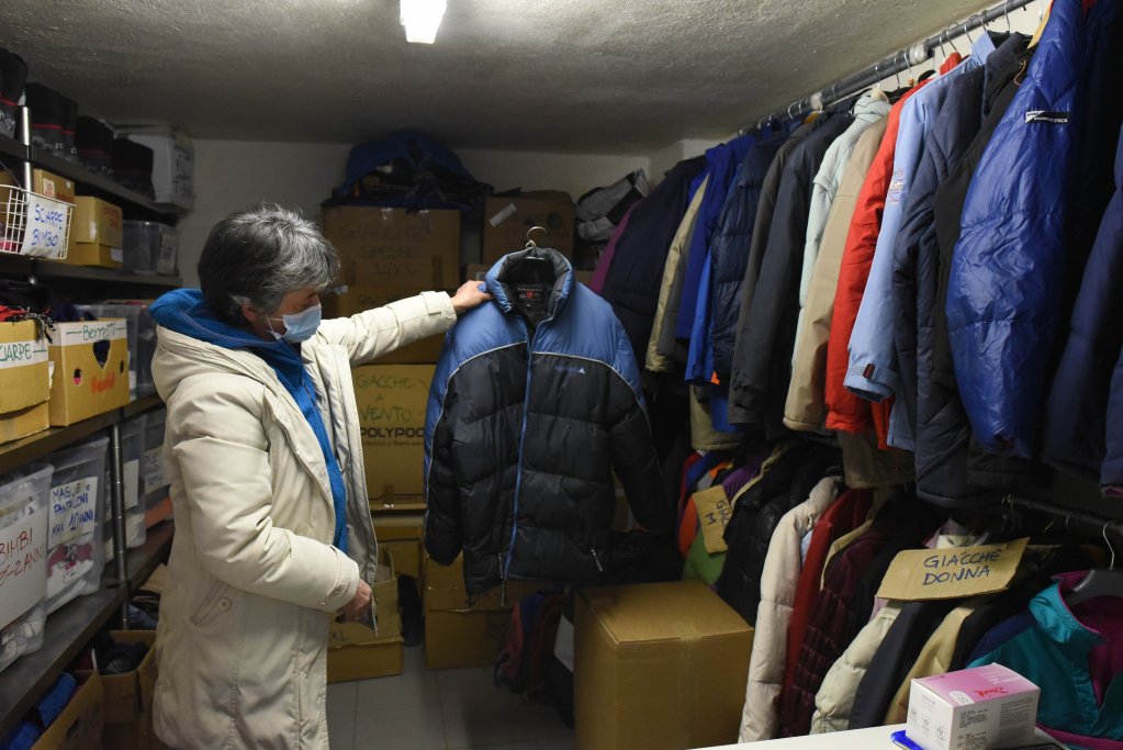 Silvia, membre du Refuge italien d'Oulx, montre les vêtements chauds fournis aux migrants qui veulent traverser les montagnes. Crédit : Mehdi Chebil