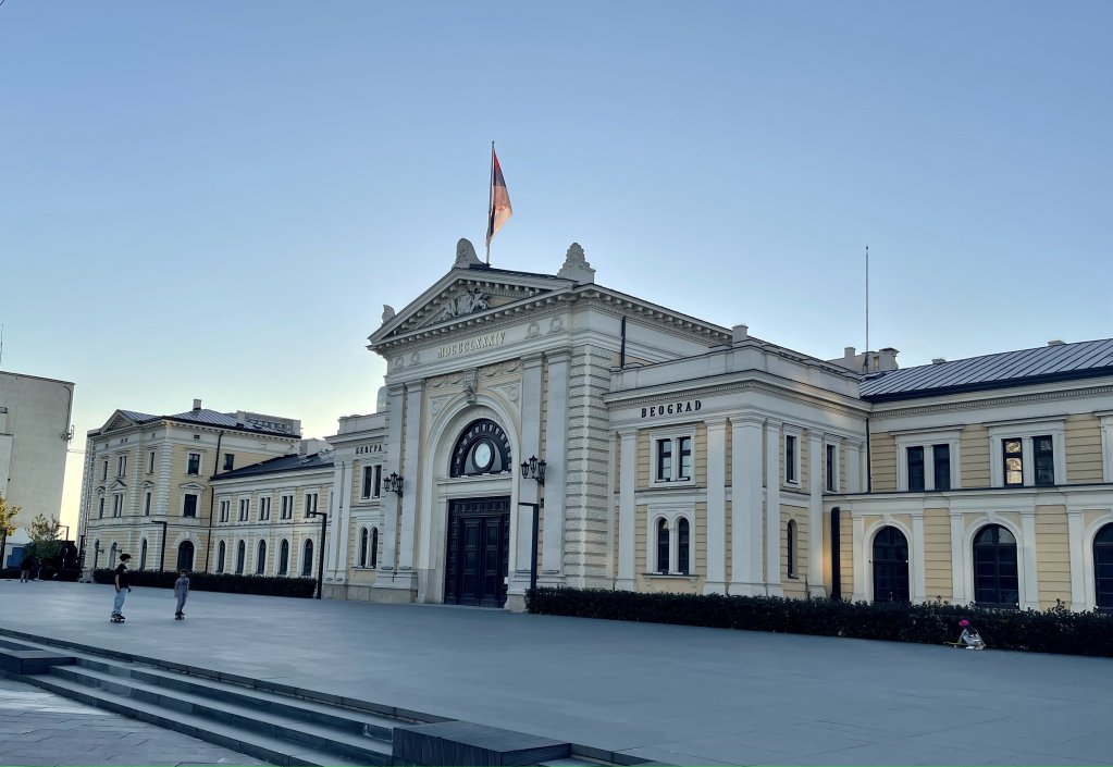 De nombreux groupes d'exilés occupent les alentours de l'ancienne gare principale de Belgrade, en Serbie, avant de repartir pour le nord du pays. Crédit : InfoMigrants 