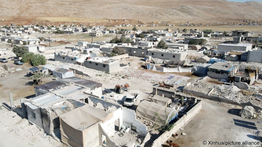 File photo used as illustration: A drone photo shows people living in makeshift tents among the houses that were destroyed in Syria's central Hama province, one of the areas where fighting between various minorities and forces who claim alliance with the interim government have been reported over the last year | Photo: Xinhua / picture alliance