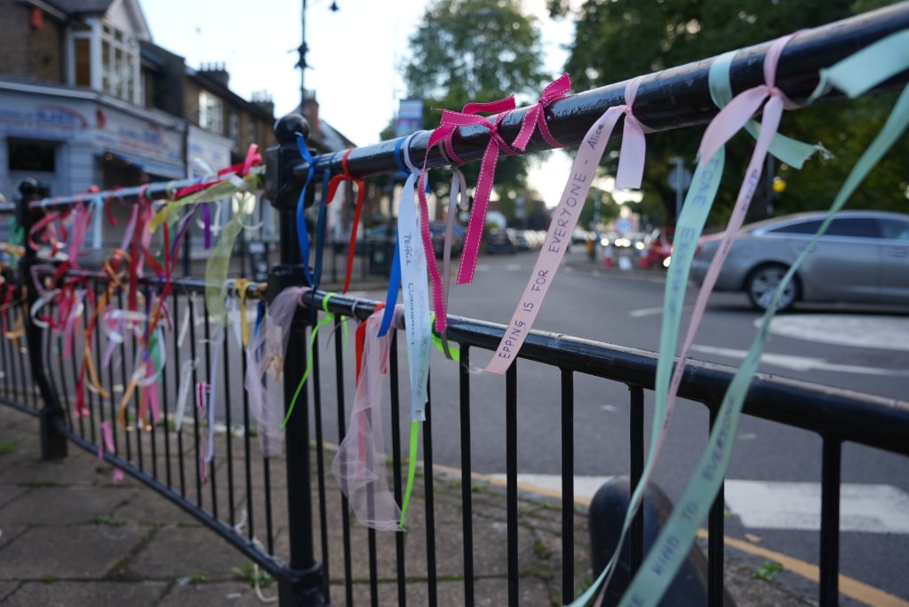 A group of residents attached ribbons to a barrier in response to the British and English flags waved by anti-migrant protesters in Epping. Photo: Hafiz Miakhel / InfoMigrants