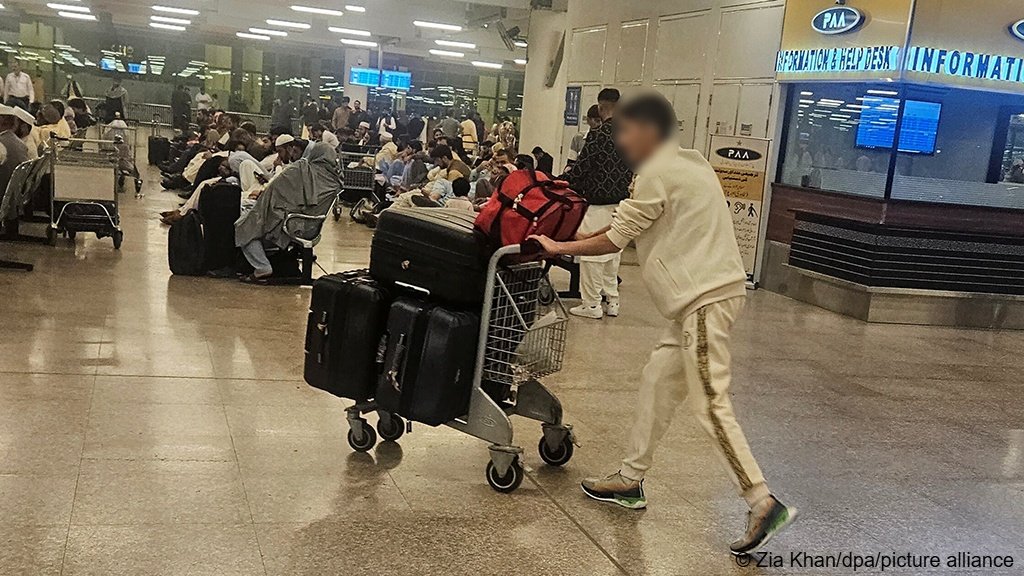 File photo used for illustration: Afghans at Pakistan's Islamabad airport, preparing to board a flight to Germany | Photo: Zia Khan / dpa / picture alliance