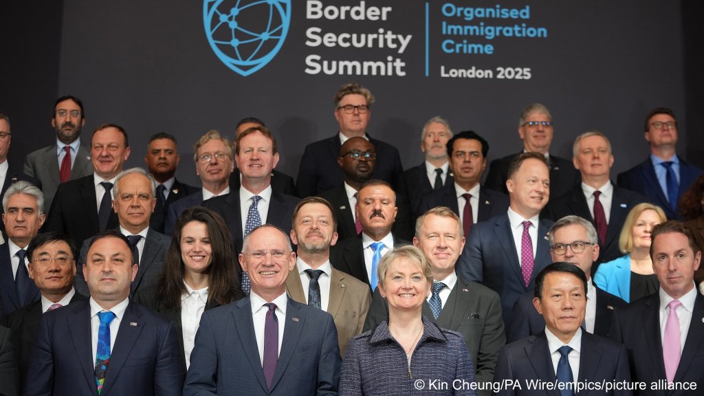 Home Secretary Yvette Cooper (front center) poses with participants for a family photo after the Organised Immigration Crime Summit at Lancaster House in central London. Picture date: Monday March 31, 2025 | Photo: Kin Cheung/PA Wire / picture alliance