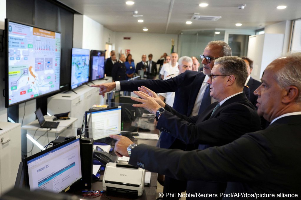 Keir Starmer visited the Italian immigration coordination center to learn more about how Italy has achieved such 'dramatic reductions' in arrivals  | Photo: Phil Noble/Reuters Pool/AP/dpa/picture alliance