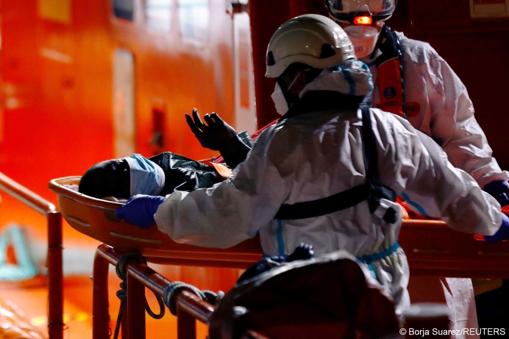 Migrants are disembarked from a Spanish coast guard vessel in the port of Arguineguin on the Spanish Atlantic island of Gran Canaria on March 9, 2021 | Photo: Borja Suarez/Reuters