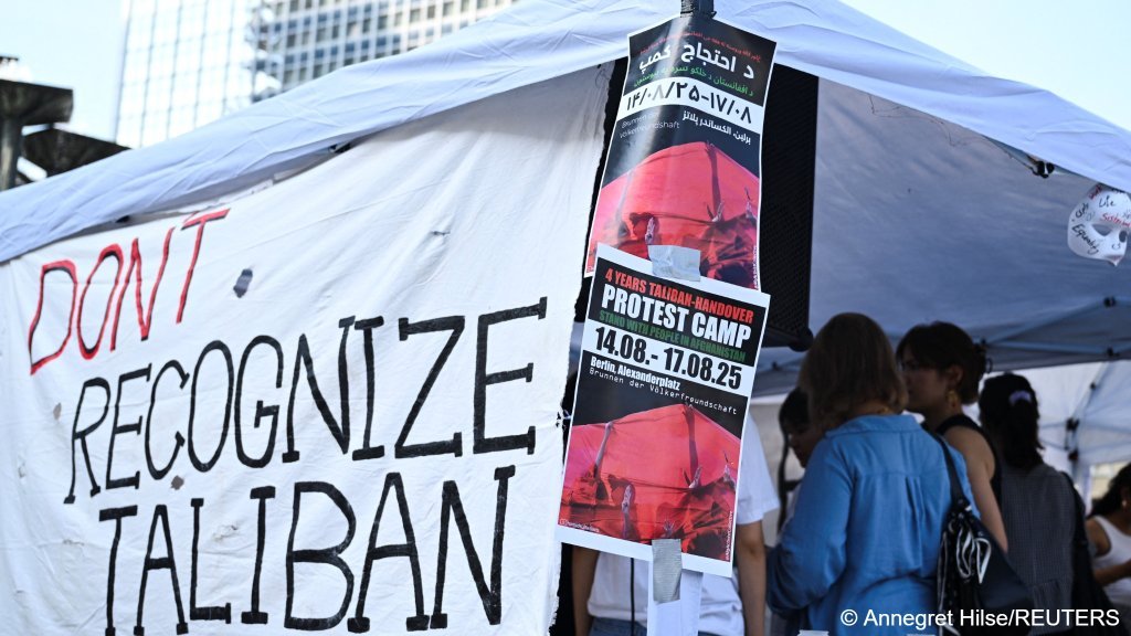 Une manifestation de soutien aux ressortissants afghans à Berlin appelle à ne pas discuter avec le régime taliban, le 15 août 2025. REUTERS/Annegret Hilse