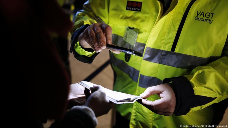 التحقق من هويات مسافرين على الحدود بين الدنمارك والسويد 