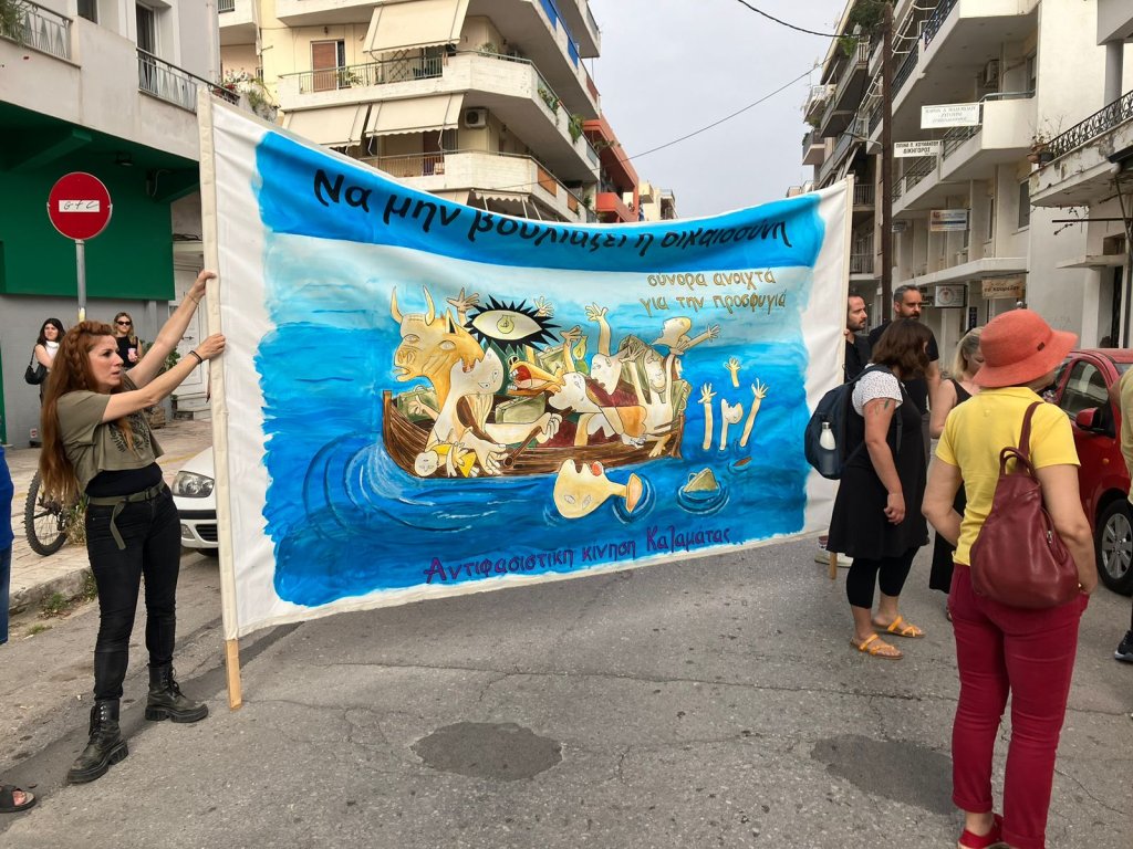 Devant le tribunal de Kalamata, des militants brandissent un poster avec les mots "Pour que la justice ne sombre pas". Crédit : Joël Bronner pour InfoMigrants