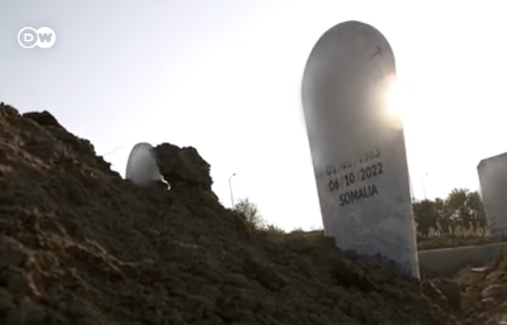 أجساد برخی از مهاجران که در رودخانه ایوروس و یا در نزدیکی آن پیدا شده است، در یونان به خاک سپرده می شوند./اسکرین شات از: 'Nameless dead - Identifying migrants' bodies in Greece', 2023