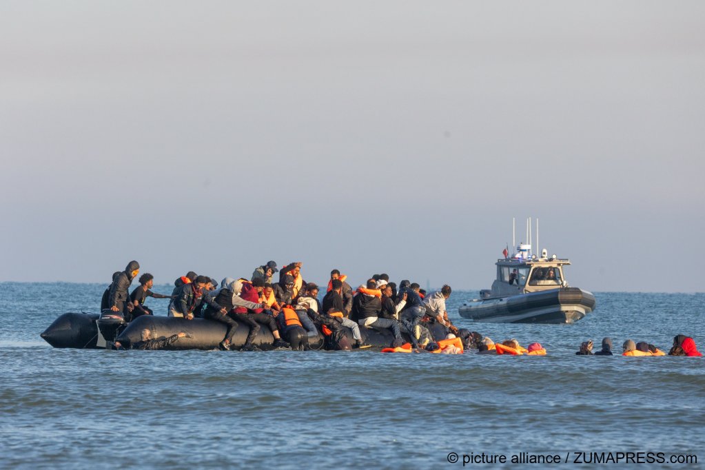 Tens of thousands of migrants attempt to cross the English Channel to the UK on inflatable boats each year | Photo: Marcin Nowak/ZUMA Press/picture-alliance