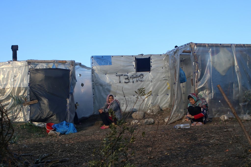 زنان مهاجر در خیمه‌های اطراف کمپ موریا در جزیره لیسبوس یونان/ عکس از رویترز