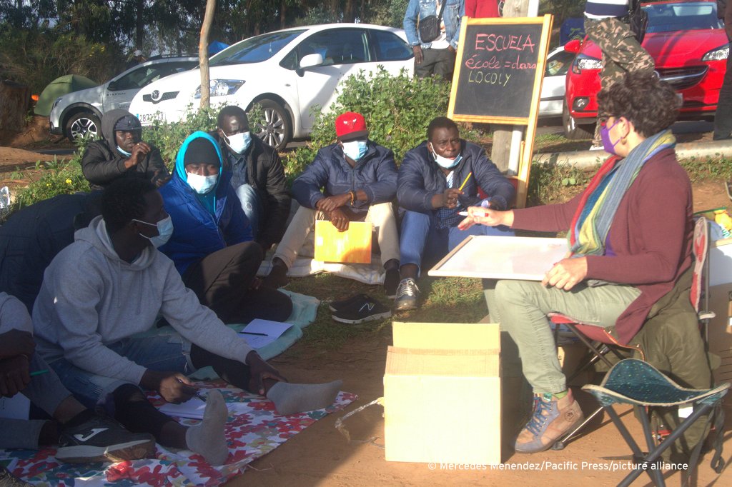 Migrants during a volunteer-led Spanish lesson at a protest camp on Tenerife that was set up to demand better living conditions at reception facilities | Photo: Mercedes Menendez/Pacific Press/picture alliance 
