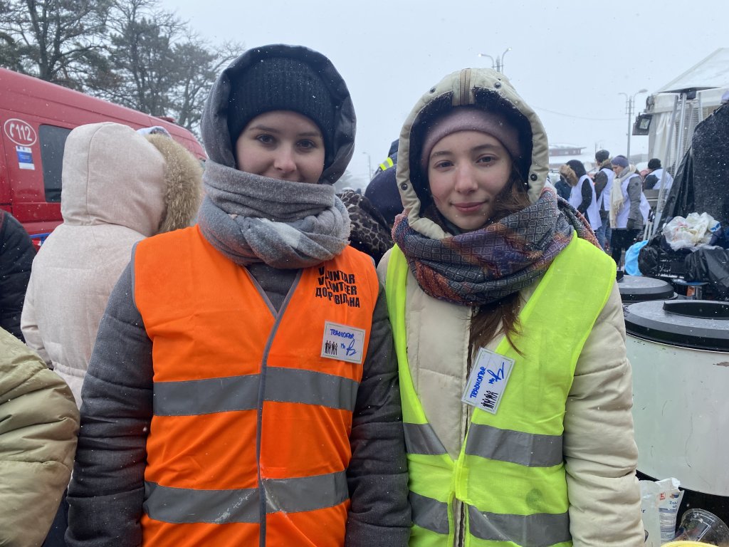 Nicolina et Diana, deux étudiantes, servent d’interprètes aux exilés. Crédit : InfoMigrants 