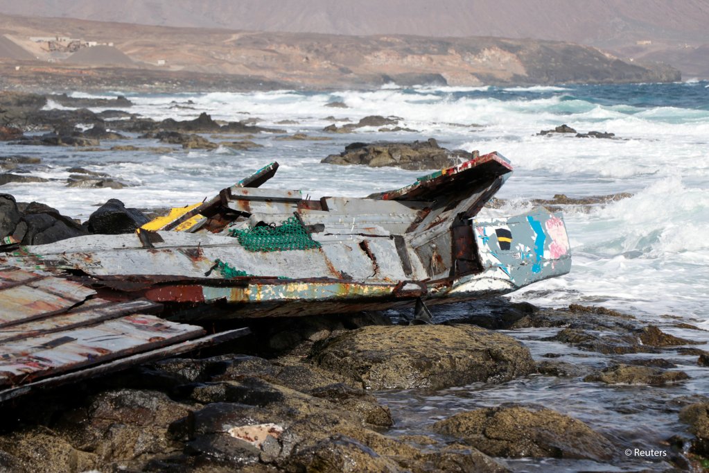 Pieces of a damaged boat carrying migrants from Senegal are seen after they capsized near the coast of Sal Island, Cape Verde November 19, 2020. Picture taken November 19, 2020 | Photo: Jorge Avelino / REUTERS