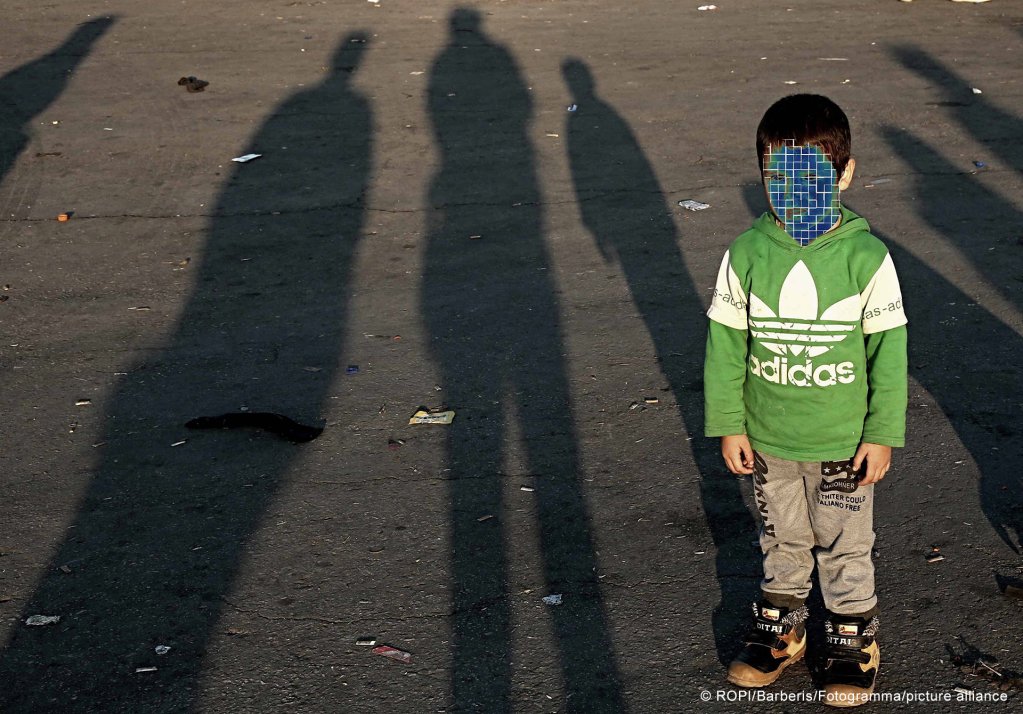 Thousands of migrant and refugee children disappear every year. Police warn that many of them could be in the hands of traffickers | Photo: Barberis/picture-alliance