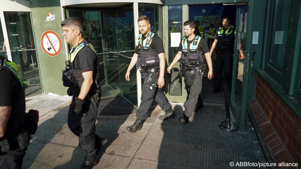As well as police officers, members of the German welfare offices Bundesamt für Arbeit coordinated the operation. Employees at the child support section are reportedly checking which children are actually living at the adresses registered  | Photo: ABBfoto / picture alliance